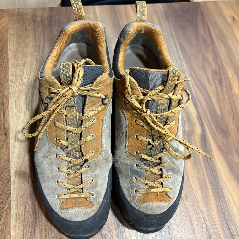 Men’s size 11 Garmont Dragontail Approach/hiking shoes.